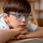 Factores ambientales reducen miopia infantil